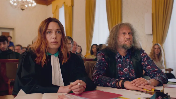 莉蒂西亞杜希（左）首度自編自導自演，劇本來自真實案例。台北双喜提供