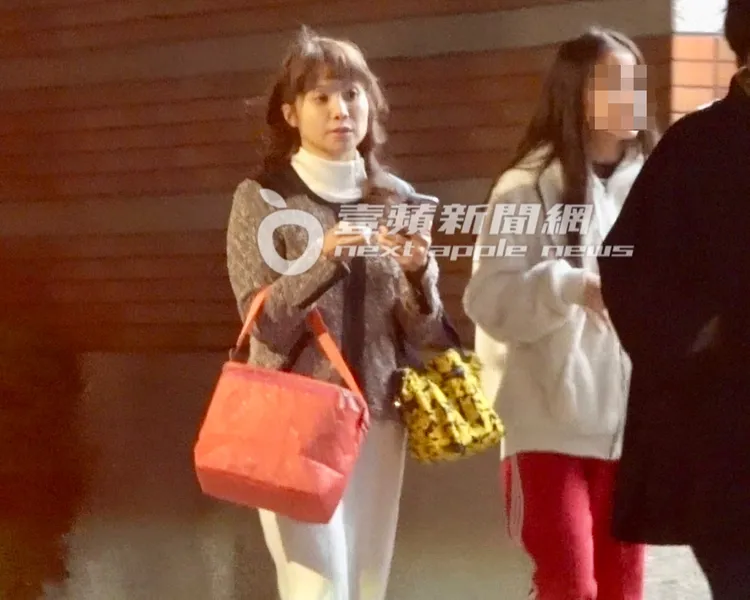 鄭晴之和3個小孩，由黃立民醫師專車接送去參加美國學校校慶活動。特勤中心攝