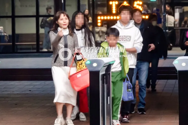 鄭晴之和3個小孩，由黃立民醫師專車接送去參加美國學校校慶活動。(男童衣服經變色處理)特勤中心攝