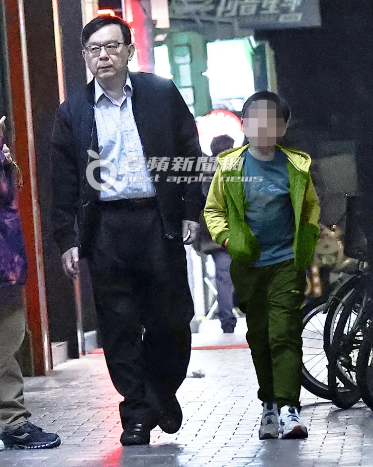 黃立民醫師親自送男童一起回到住處。(男童衣服經變色處理)特勤中心攝