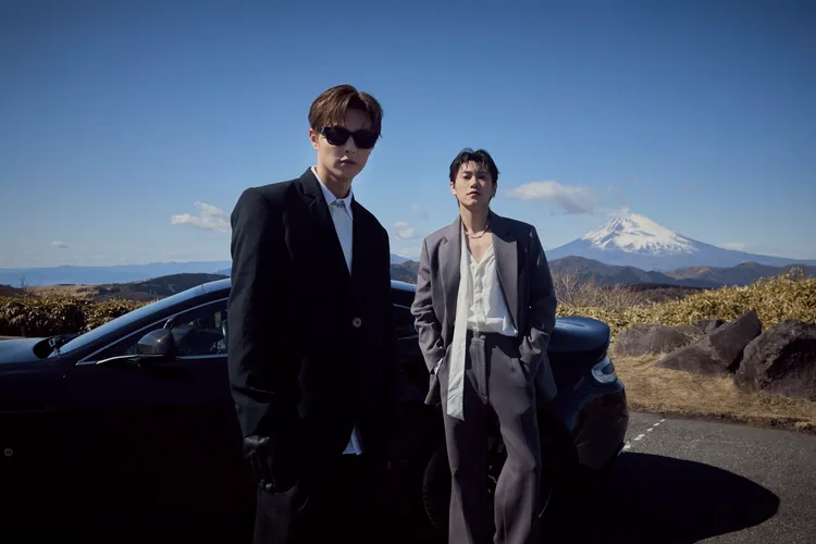 王子（左）與邱勝翊為新歌《CANDY》赴日本富士山拍攝MV。圖／喜鵲娛樂提供