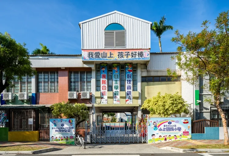 社區鄰近山上國小，周邊有傳統市場與區公所等地標。淳真國際提供