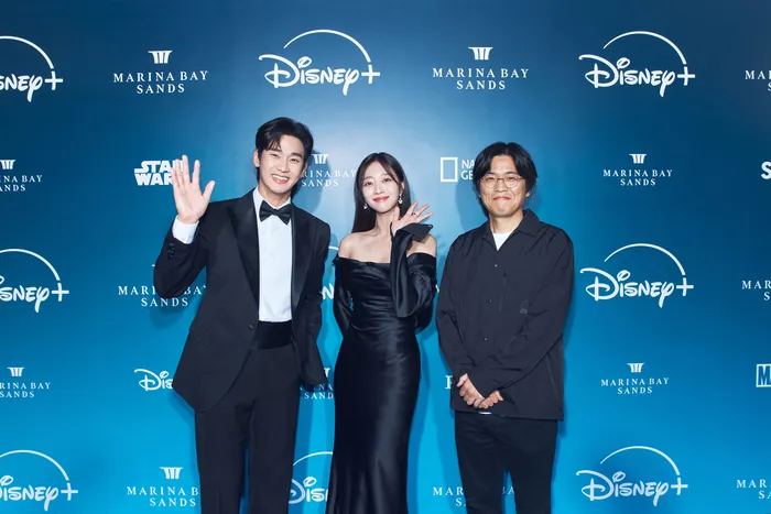 曹寶兒（中）劇中飾演金秀賢的前女友。翻攝Disney+