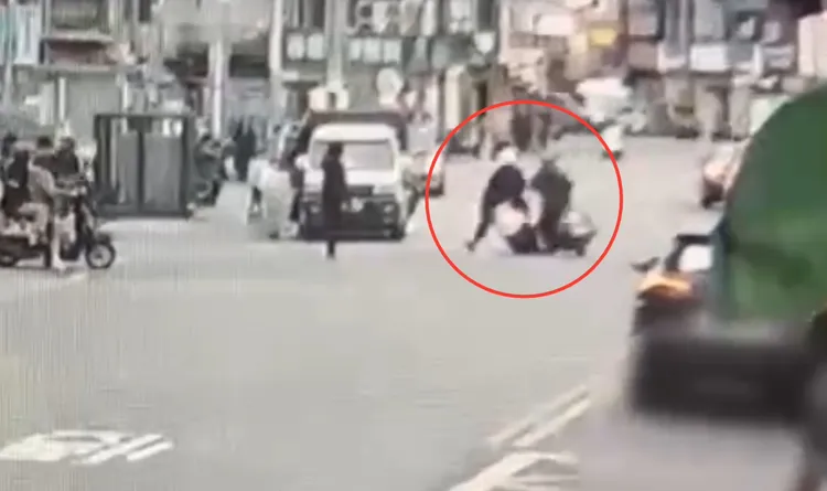 大媽「鬼之左切」讓警員即使跨到對面車道也閃躲不及，兩輛車碰撞橫躺路中央，人也都受傷。翻攝畫面