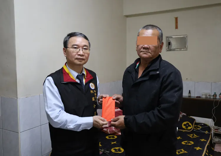 桃園分署長丁俊成贈慰問金。桃園分署提供