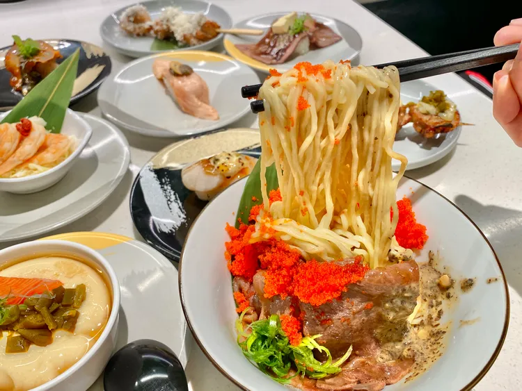 「松露和牛啵啵拌麵」以松露奶油白醬融入日式拉麵，還能吃到滿滿蝦卵與大片和牛。莊偉祺攝