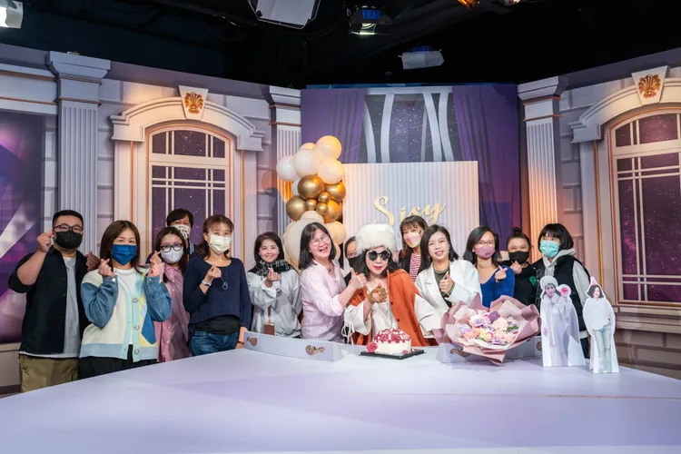 陳文茜(右五)22日生日，電視台長官、節目同仁齊聚攝影棚，送上祝福。TVBS提供