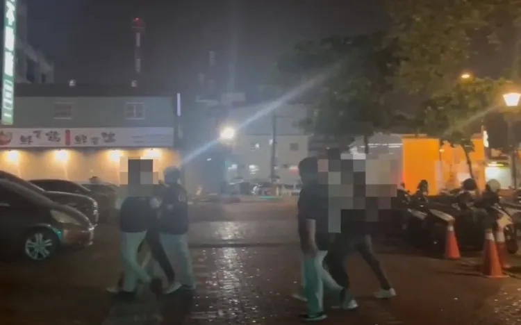 3名自稱槍手昨晚到屏東警分局投案。翻攝照片