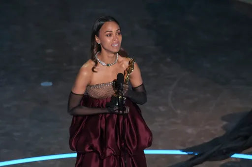 奧斯卡|柔伊莎達娜無懸念拿女配 首獲小金人數度哽咽淚謝家人