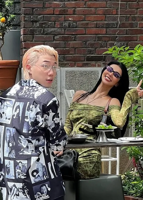 ØZI去年5月家族旅遊，女友Jane也同行。翻攝ØZI IG