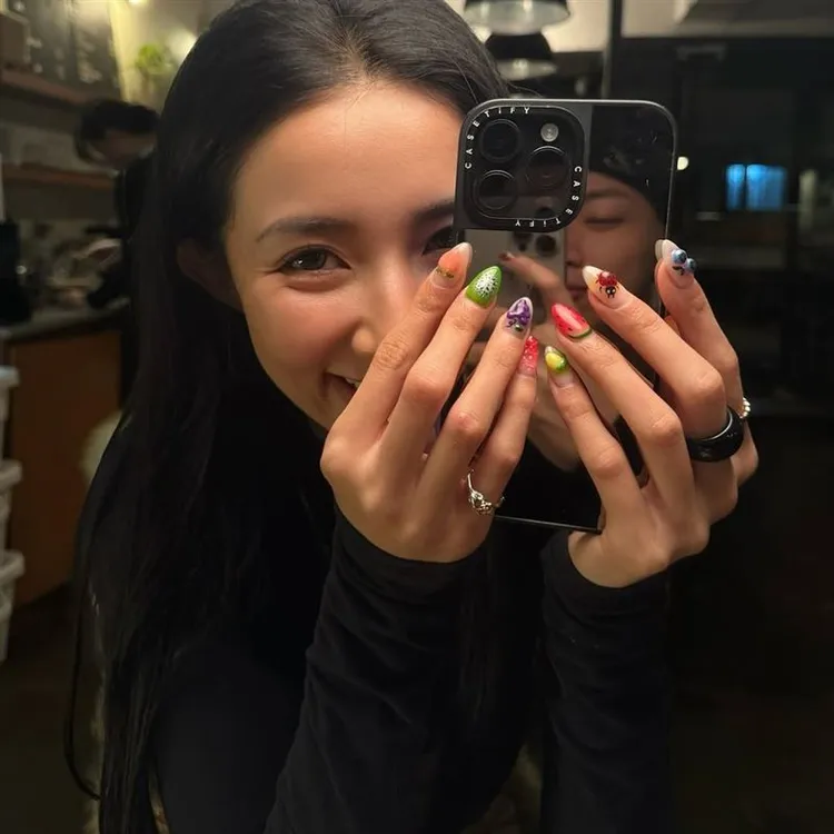 Jane去年12月秀美甲，手機反射出ØZI幫她拍照的模樣。翻攝ØZI IG