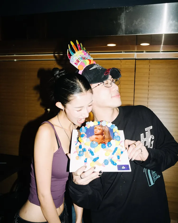 Jane昨天為ØZI慶祝他28歲生日，穿著火辣。翻攝ØZI IG