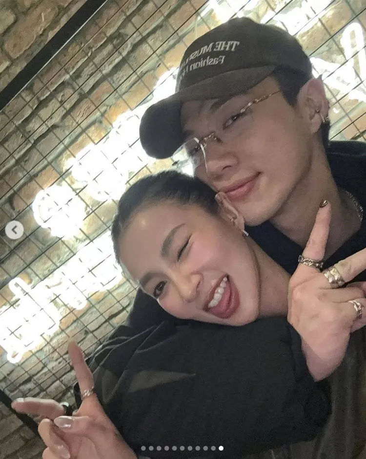 ØZI今年情人節隔天，勾女友脖子放閃。翻攝ØZI IG