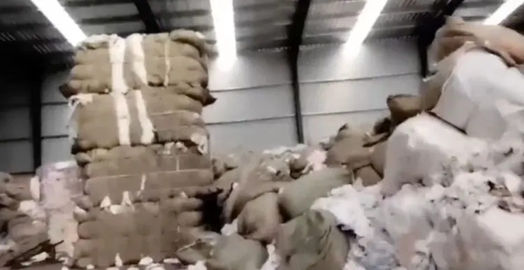 工廠老闆炫耀，「你要多少，我就可以供多少。」翻攝微博/央視新聞