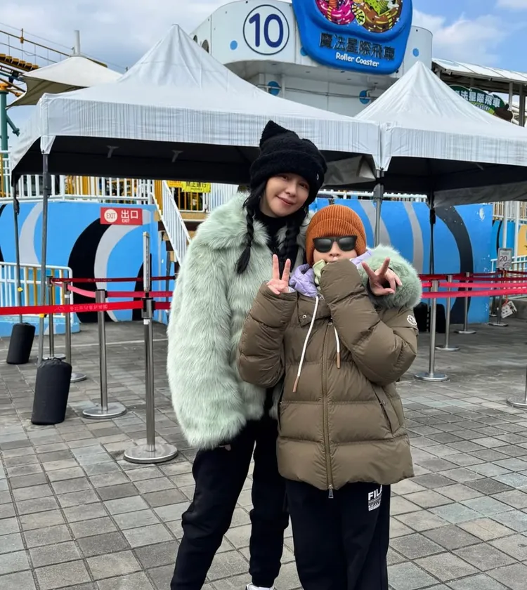徐若瑄（左）生日當天陪家人到兒童新樂園玩。圖／翻攝IG