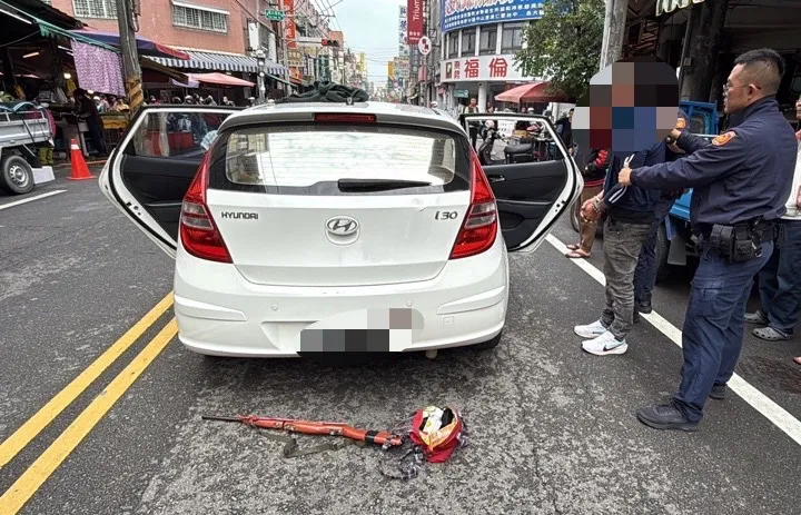 警方在張嫌車內起出獵槍及毒品吸食器。民眾提供
