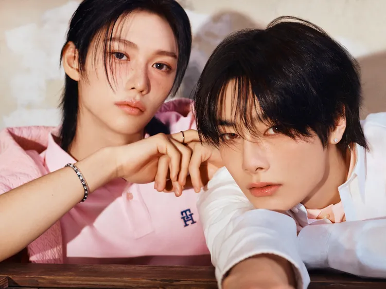Felix（左）、I.N（右）拍攝TOMMY HILFIGER 2025春季形象片。品牌提供。品牌提供