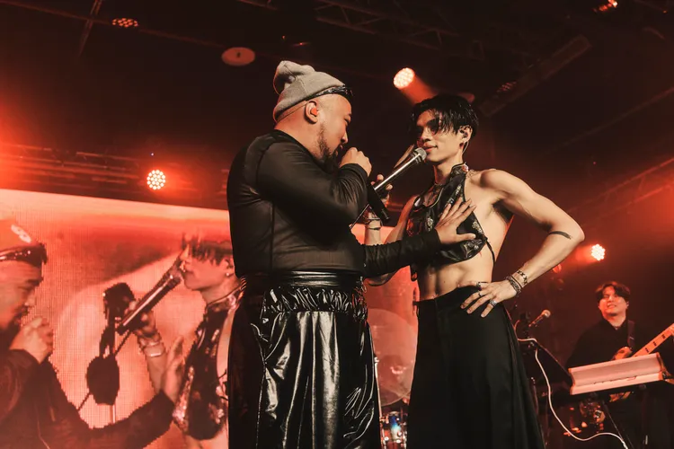 美麗本人（左）也忍不住開摸KIRE。圖／The Kid Who Flew翼有限公司提供