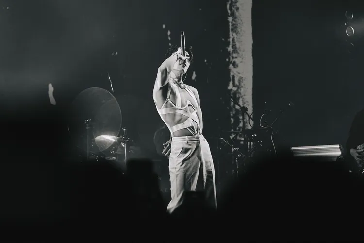 KIRE白色線條裝展現若隱若現的性感。圖／The Kid Who Flew翼有限公司提供