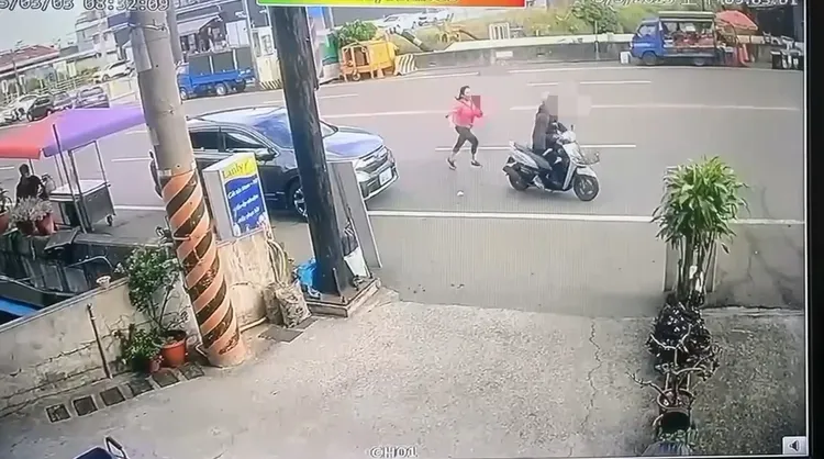 女攤販追趕小偷。翻攝畫面