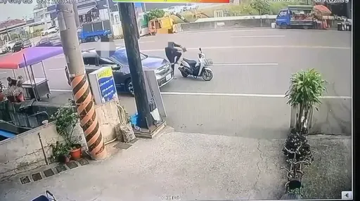 見車門未鎖起賊心!路過男當街偷包 警方鎖定賊身份追緝