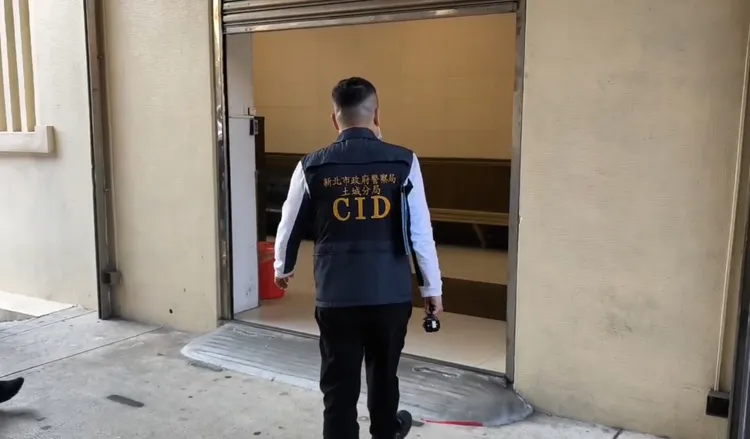 目前周員遺體已送至板橋殯儀館，檢察官會同法醫進行相驗，家屬北上配合釐清死因並處理後事。翻攝畫面