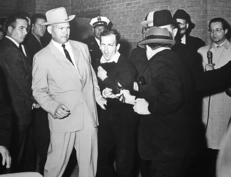 魯比（右）持槍當眾將歐斯華（中）槍殺。翻攝wiki/Jack Ruby