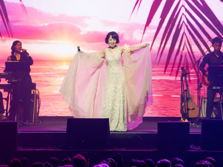 林淑容深ｖ禮服開唱。