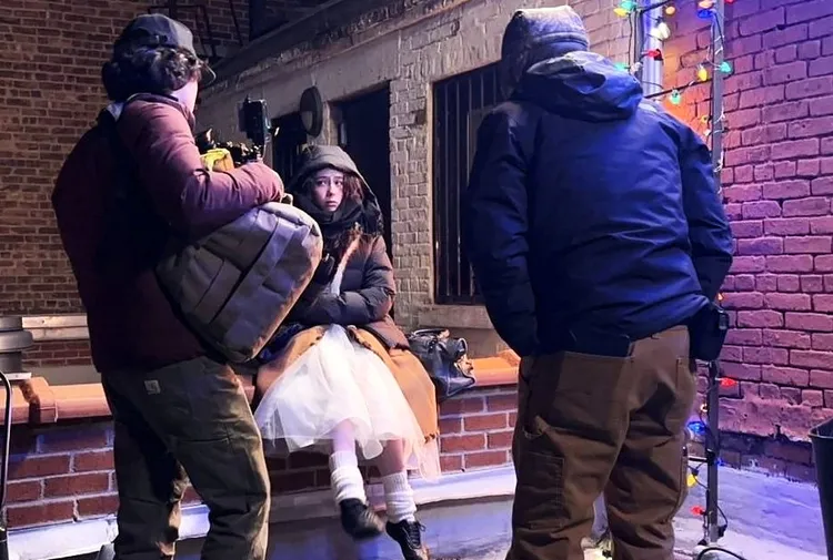 林奕嵐冷到一下戲立刻裹大衣。周子娛樂提供