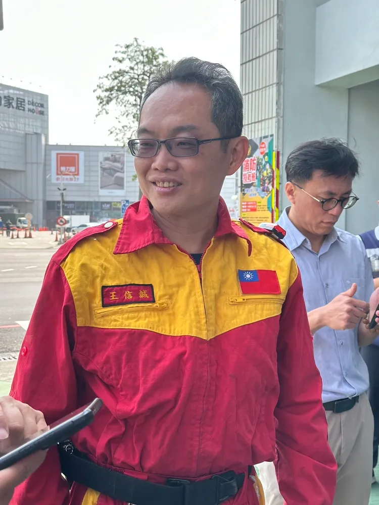 接手CPR的義消特搜人員阿信。翻攝畫面