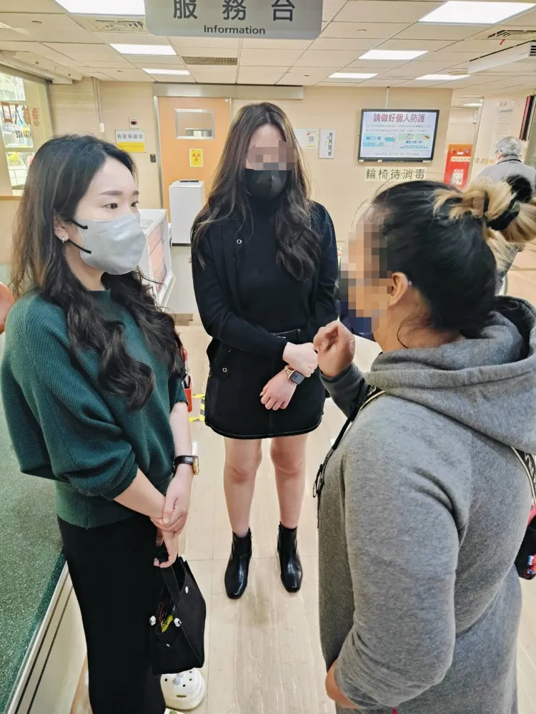 黃馨儀到醫院探視陳男。黃馨儀提供