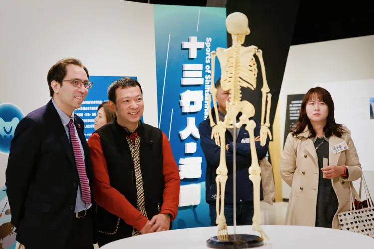 「十三行人的運動」展區以體質人類學角度呈現研究成果，讓觀眾近距離探索「運動印記」。館方提供