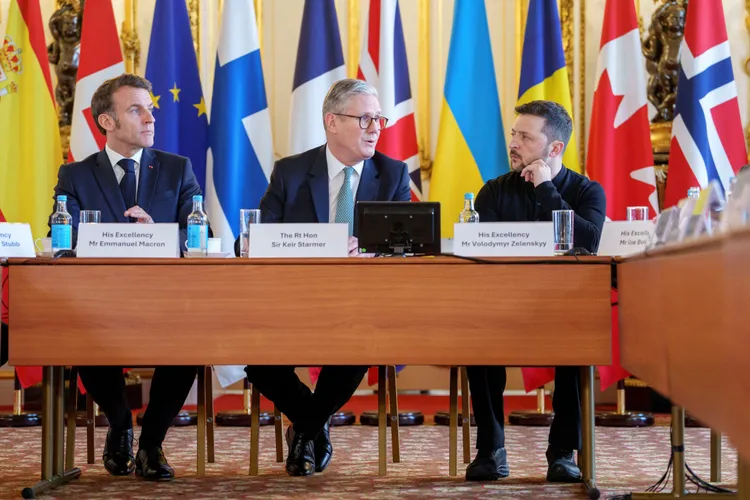 英國首相施凱爾（中）與法國總統馬克宏（左）都決定派兵到烏克蘭參與維和任務。路透社
