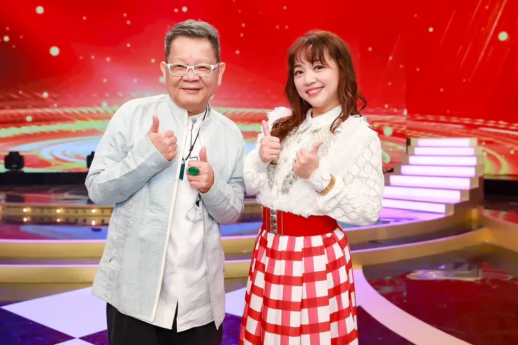 鄭進一（左）與秀蘭瑪雅合唱《愛情過路人》，感情投入，他居然紅了眼眶。民視提供