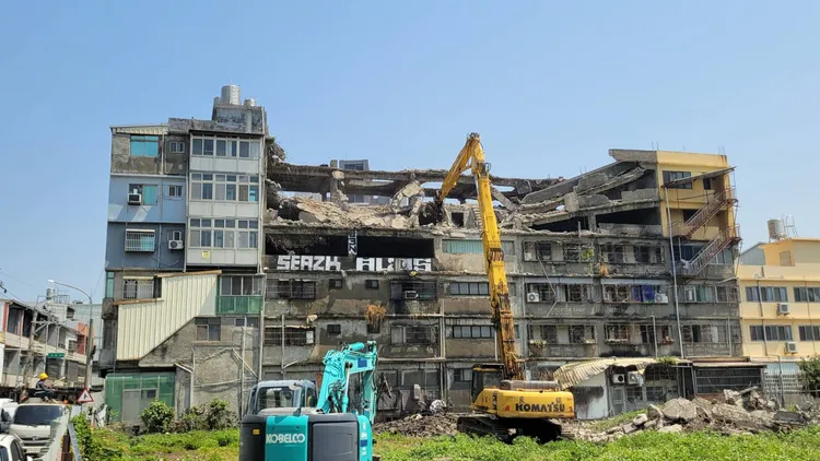 清水區大樓塌陷物清除工作預計3天完成。市府提供