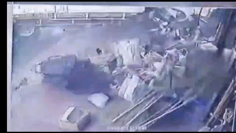 小貨車衝撞路邊停放機車。蘆竹警分局提供