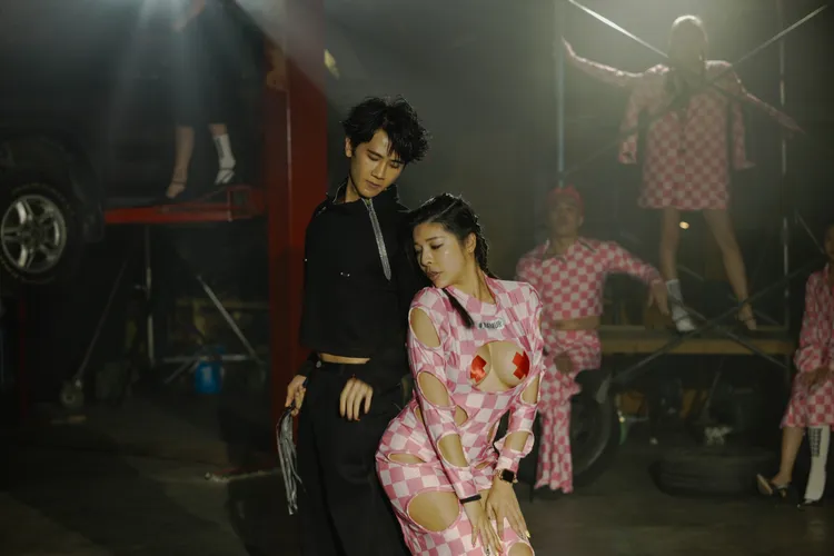 SWAG主播安安與男模特兒大尺度互動，搏得現場觀眾好感。SWAG提供