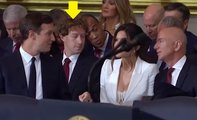 祖克柏（黃箭頭）疑似在川普就職典禮「偷喵」亞馬遜創辦人貝佐斯的未婚妻桑切斯（白衣，資料照片）。