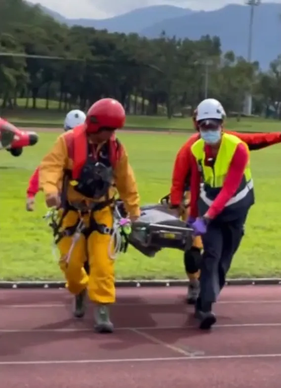 搜救人員利用直升機將傷者救出送醫。翻攝照片