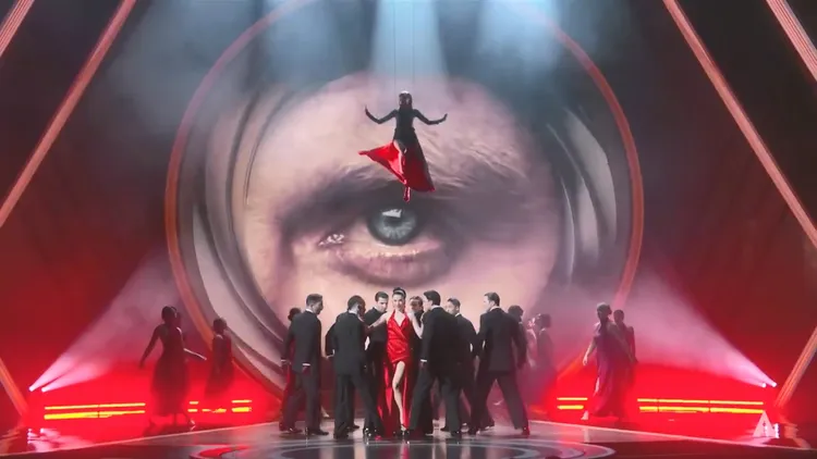 Lisa吊鋼絲降落舞台。翻攝畫面