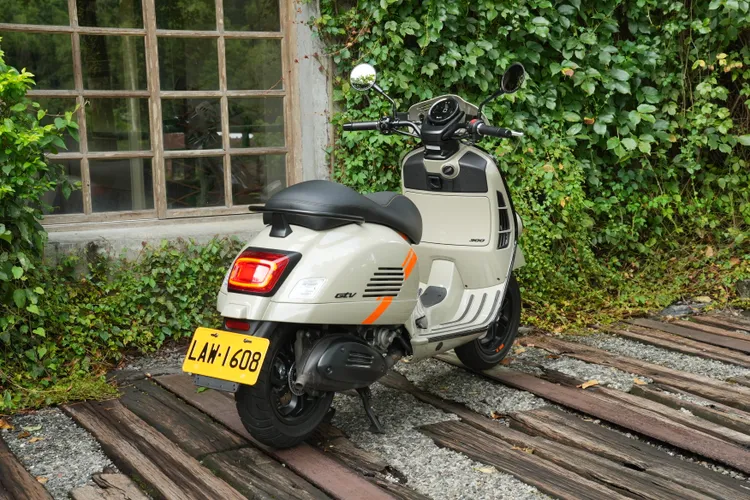 總代理太古運通在3月份特別針對2024年式的GTV 300，推出「線下門市專屬」的隱藏版優惠，還能選擇高額零利率分期或萬元交車禮。黃天佑攝