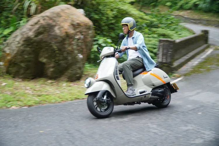 Vespa獨特的鋼製車架帶來穩重感，在連續彎道的駕馭中，讓騎乘者能充分感受到優異的過彎穩定性，精準的動態反應更是進一步帶來駕馭信心。黃天佑攝