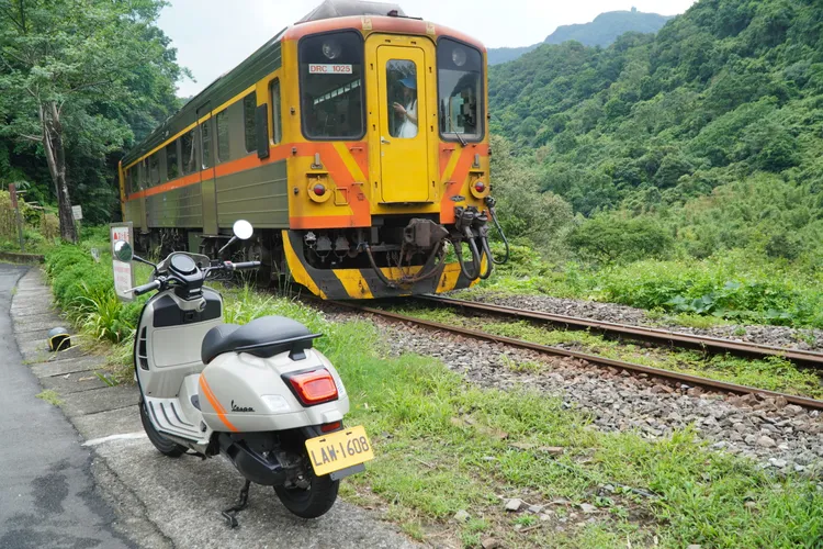 Vespa GTV 300或許不是讓人熱血沸騰的賽道猛獸，卻是像一位老朋友，一個陪你穿梭城市巷弄、流連海岸線、探索未知旅途的夥伴。黃天佑攝