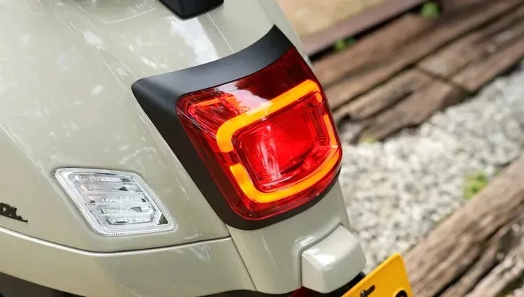 熟悉的尾燈造型中，導入了框式的LED導光條，辨識度更優異之外也營造不少科技感。黃天佑攝