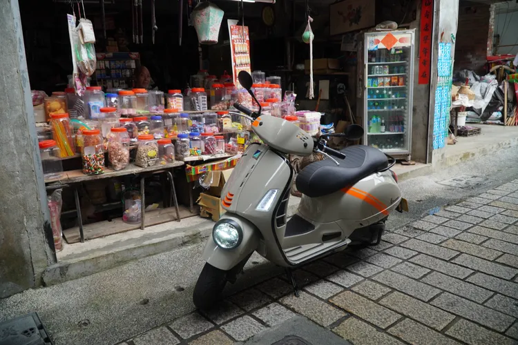 騎著Vespa GTV 300，我彷彿穿越了時間的長河，它總是不斷提醒，移動不只是目的地的抵達，更是一場關於風景、氛圍與自我的對話。黃天佑攝