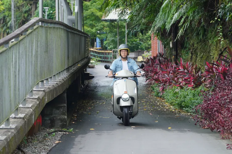 擁有一輛Vespa，意味著你選擇了一種優雅且不受拘束的生活方式。黃天佑攝