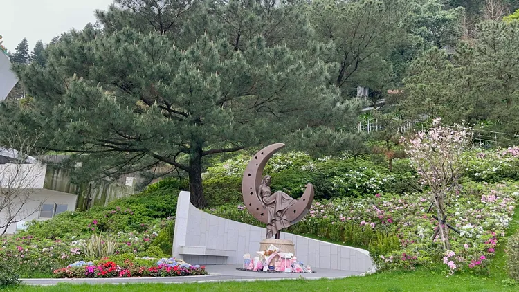 天后李玟坐在月亮上的銅像，被花海包圍。特勤中心攝