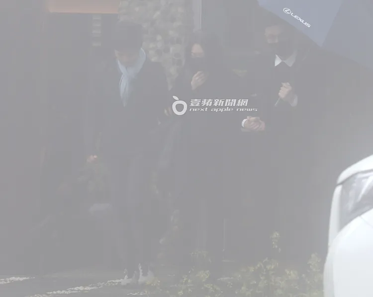 許雅鈞（右起）緊牽小S的手，跟姊姊一起攙扶她上車。特勤中心攝