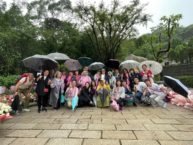 每年5月8日鄧麗君忌日，歌迷風雨無阻前往筠園獻花。翻攝鄧麗君官方臉書