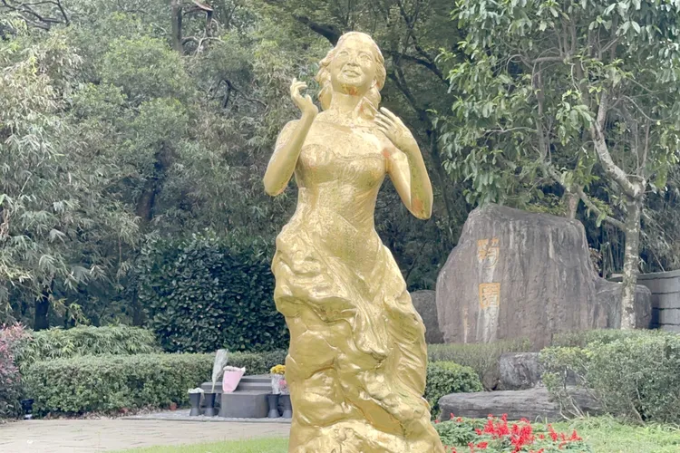 鄧麗君的金色銅像優美豎立在「筠園」紀念公園內。特勤中心攝